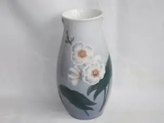 Vase med blomster fra Bing og Grøndahl
