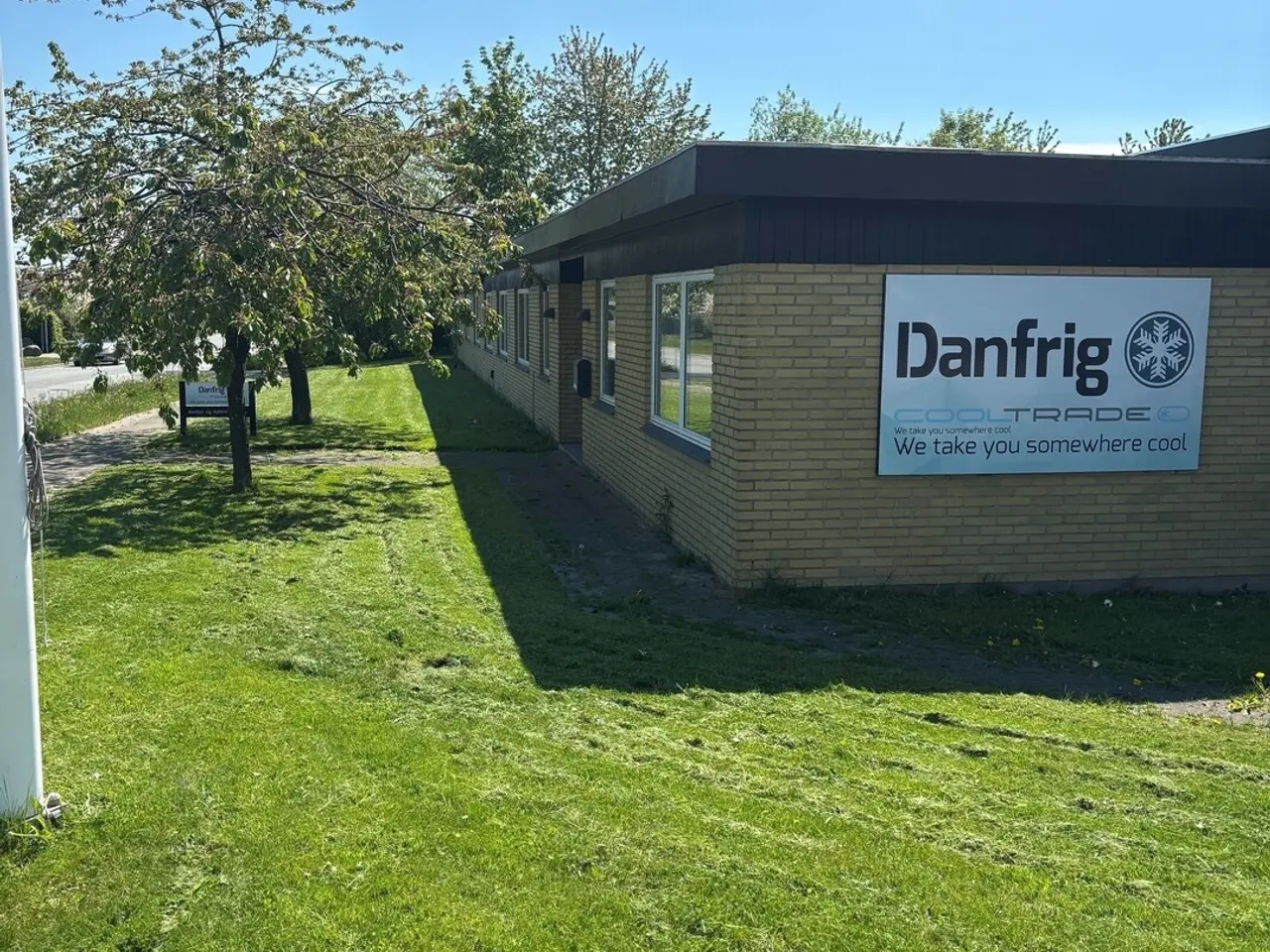 Billede 1 - Præsentabelt kontor på ca. 120 m2 og lager med værksted på ca. 160 m2 udlejes i erhvervsbygning placeret centralt i Farums erhvervsområde med kun 5 minutters kørsel til Hillerødmotorvejen.