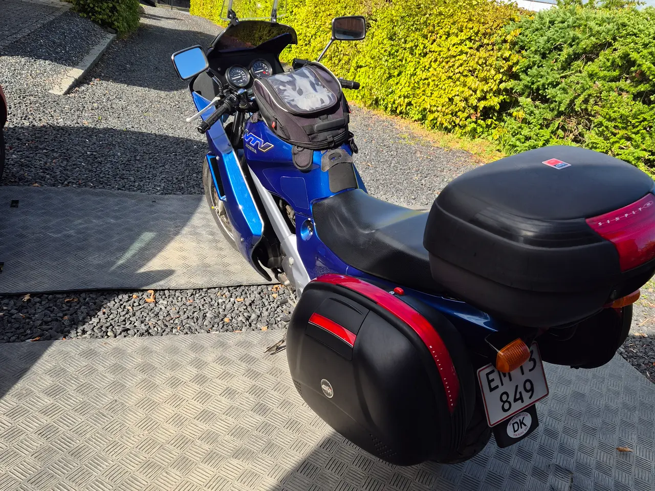 Billede 1 - Flot Honda ntv 650 med kardan og fuldt taskesæt