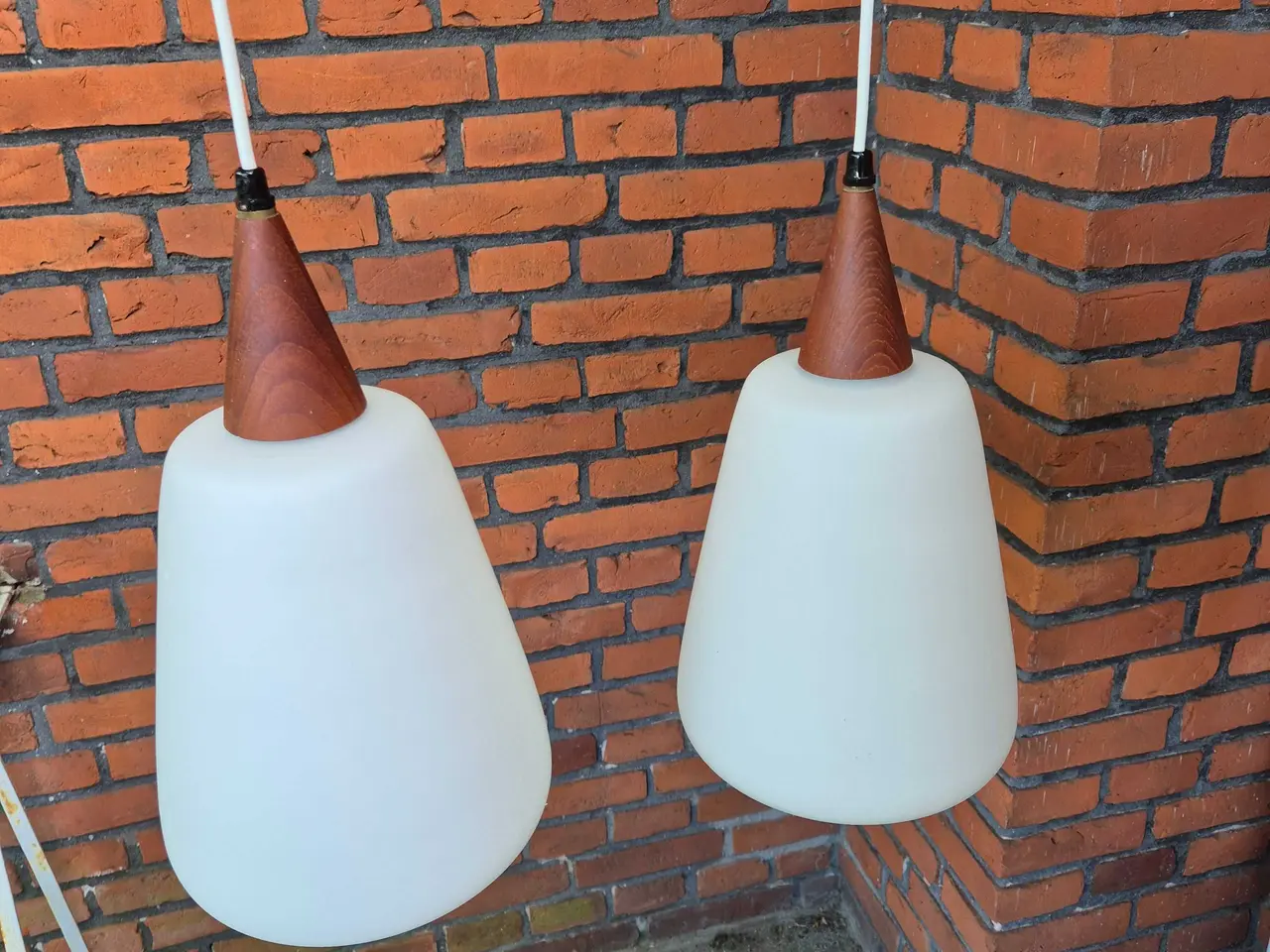 Billede 2 - Høje retrolamper i opalglas og teak