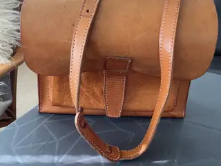 Kernelæder skuldertaske med smuk patina