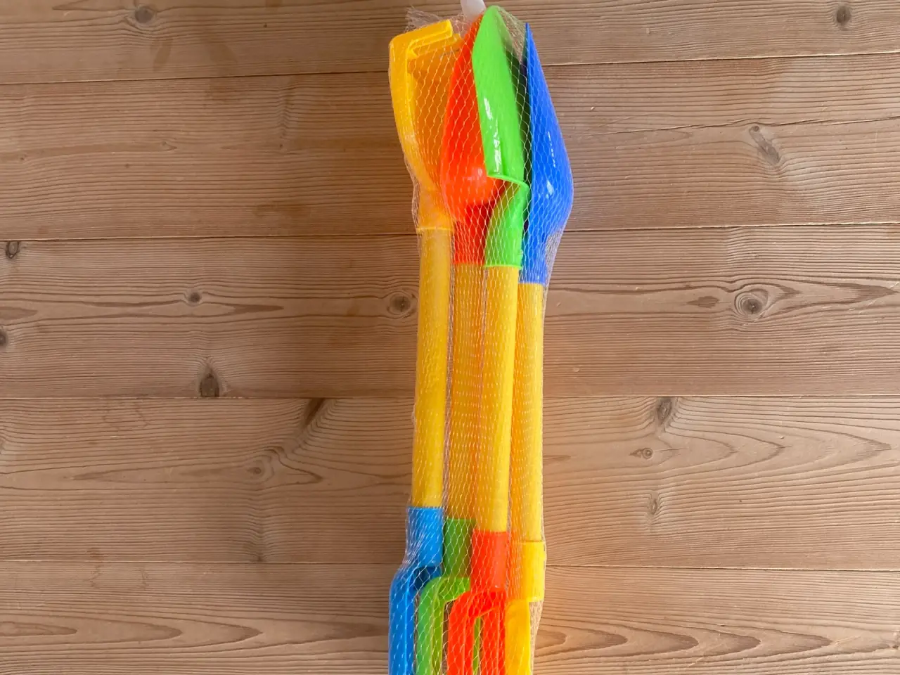 Billede 3 - Farverigt sæt strandlegetøj.
