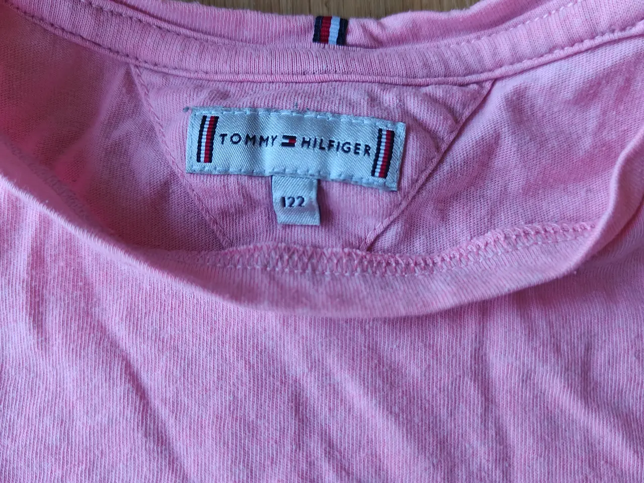 Billede 3 - Tommy Hilfiger T-shirt str. 122 cm.