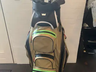 Golftaske med diverse tilbehør