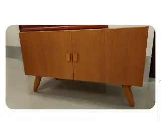 Elegant og enkel skænk I teaktræ sælges