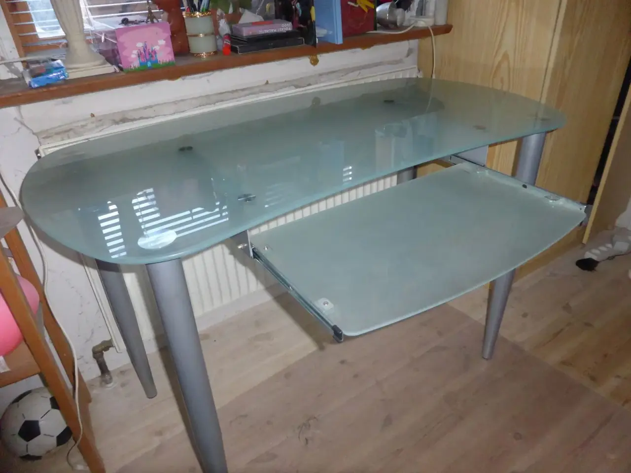 Billede 2 - Skrivebord, glas med udtrækshylde