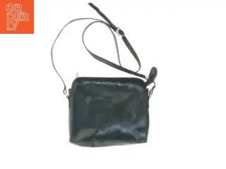 Sort Crossbody skuldertaske i læder fra The Monte (str. 25 x 20 cm)