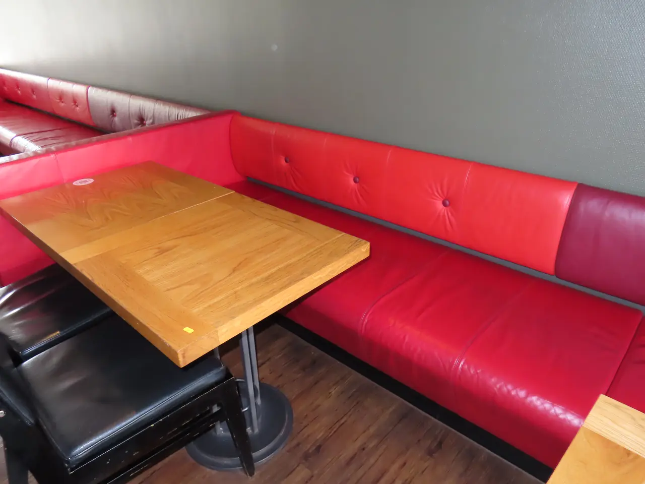 Billede 7 - 5 stk. Caféborde, 8 stk. Spisebordsstole samt sofa