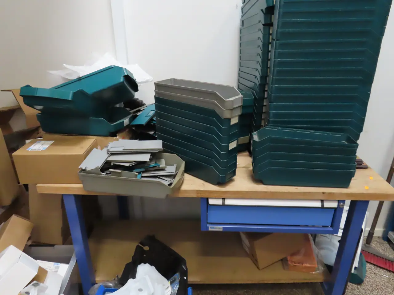 Billede 3 - Arbejdsbord med indhold