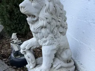 Løve skulptur sælges