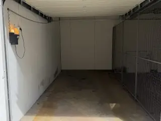 Parkeringsplads i garage