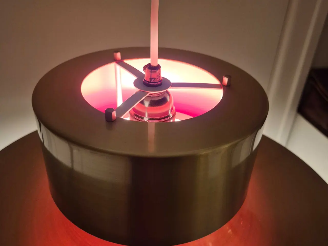 Billede 9 - Velholdt messinglampe med varm kontrastfarve