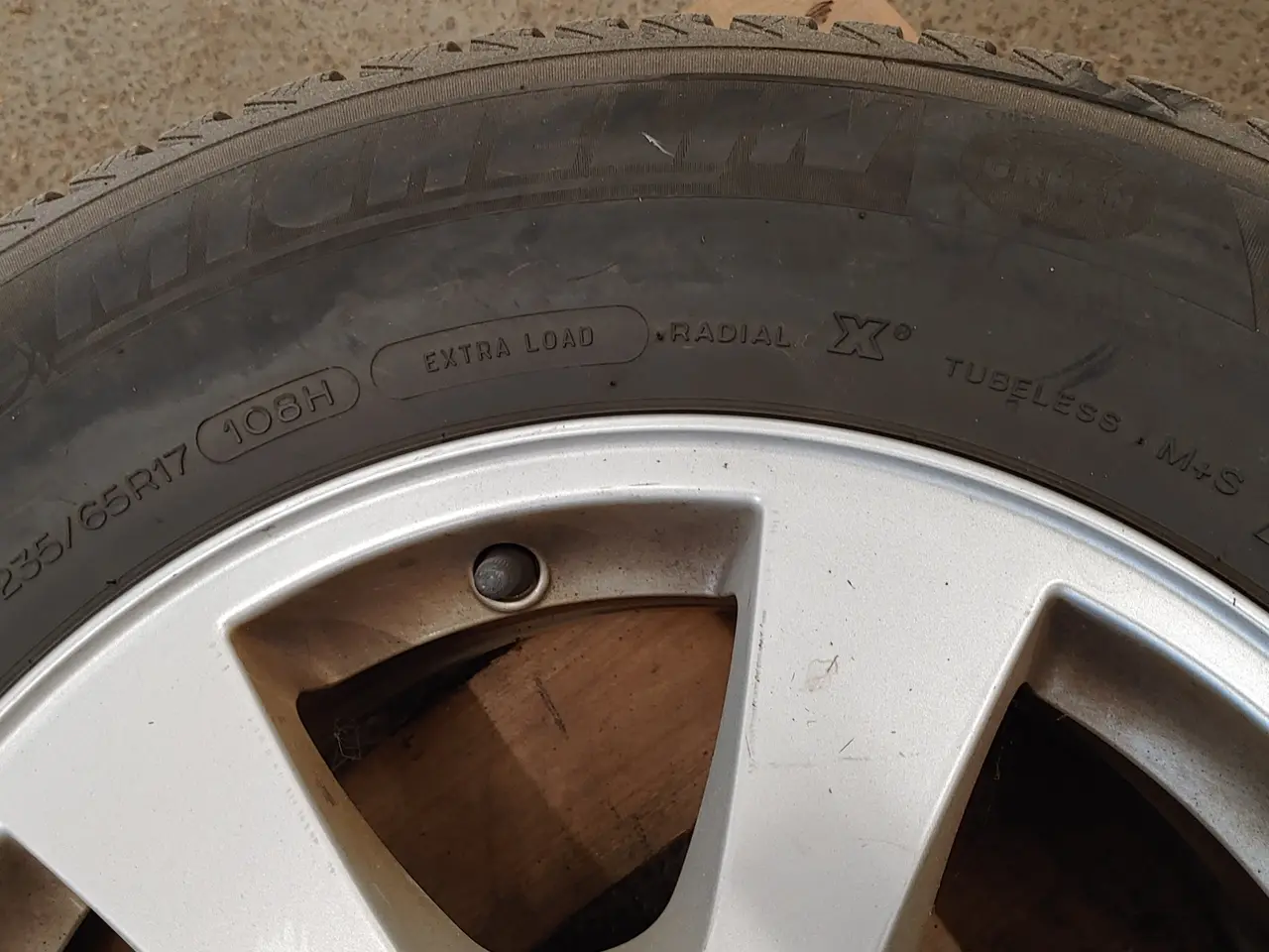 Billede 5 - Komplet Volvo XC Alufælge med dæk 235/65 R17