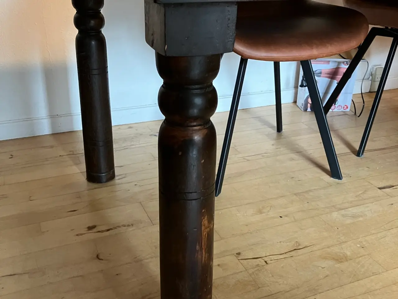 Billede 3 - Massivt spisebord i træ – 200 x 90 cm