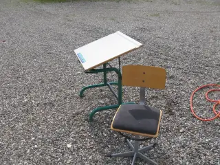 Skrivebord der kan justeres i højden