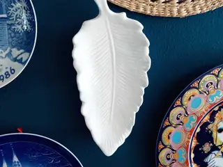Elegant hvid smykkeskål formet som blad – 49
