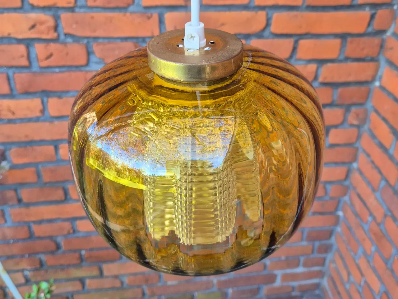 Billede 7 - Smuk svensk retrolampe i ravfarvet glas