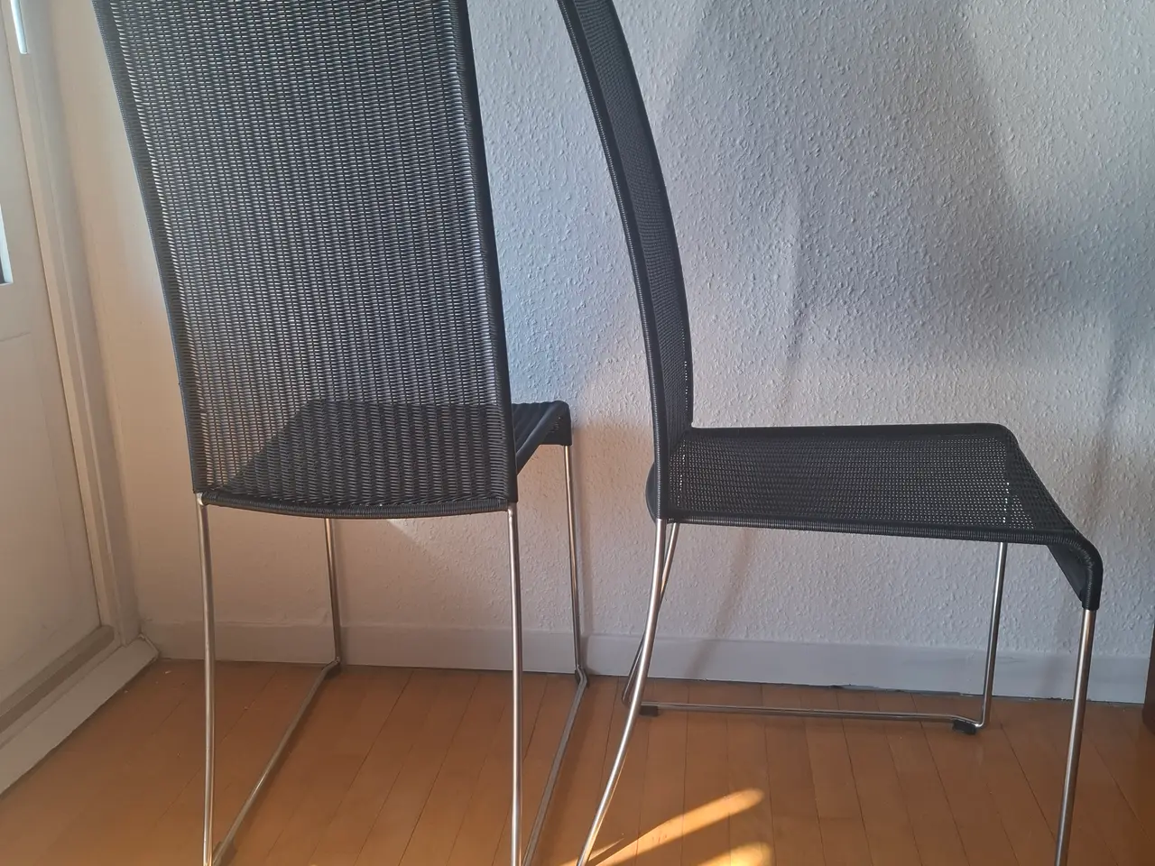 Billede 2 - 5+1 ILVA spisebordsstole i sort polyrattan.