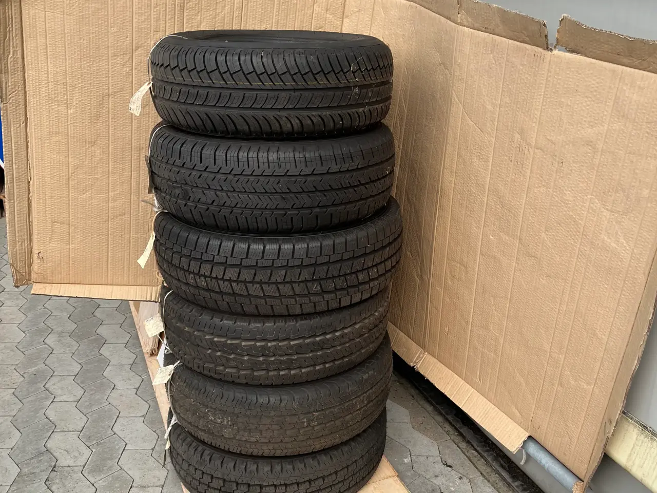 Billede 1 - Varevogn dæk nye. 6 stk