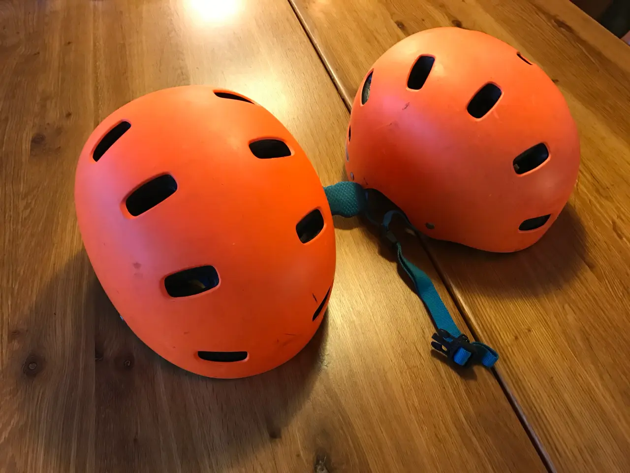 Billede 1 - 2 stk. smarte orange Abus børne cykelhjelme