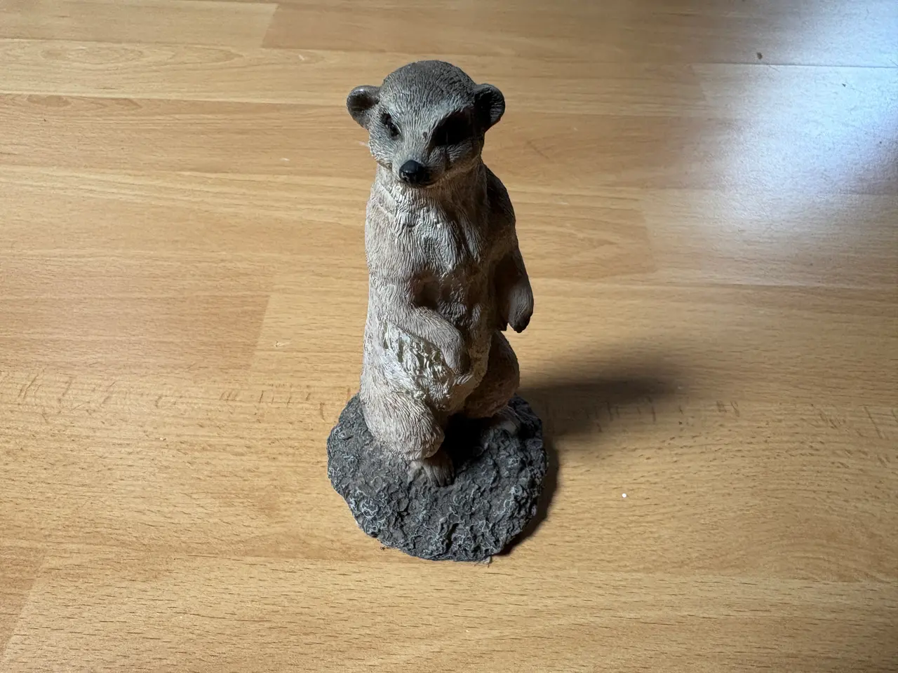 Billede 2 - Surikatfigur på sokkel