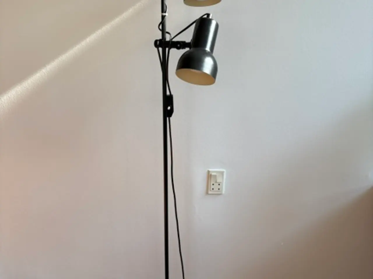 Billede 1 - Gulvlampe med to justerbare spots i sort