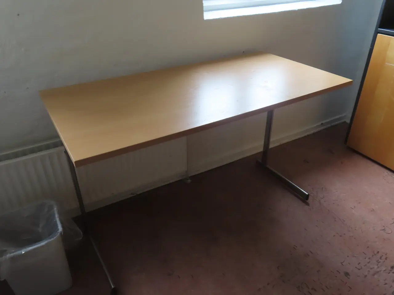 Billede 4 - Indhold på værelse af bord, køjeseng, skab mv.