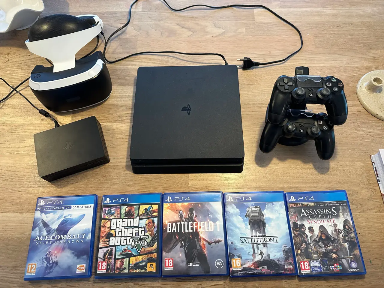 Billede 1 - Playstation 4 slim med VR briller, 2 controllere