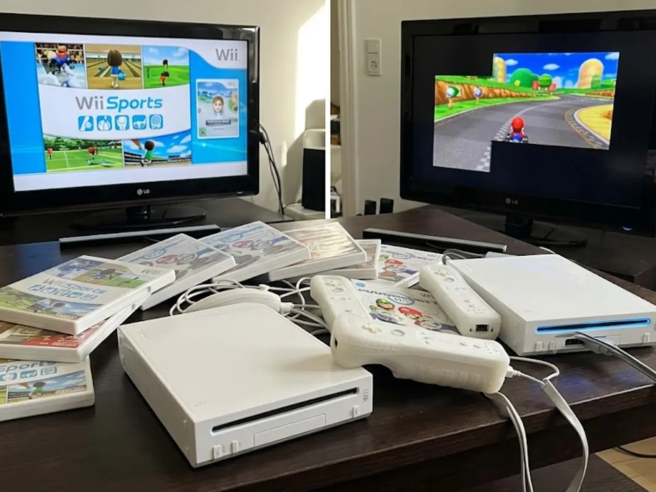 Billede 1 - Wii pakke - 2 konsoller, 3 controllere,spil mv