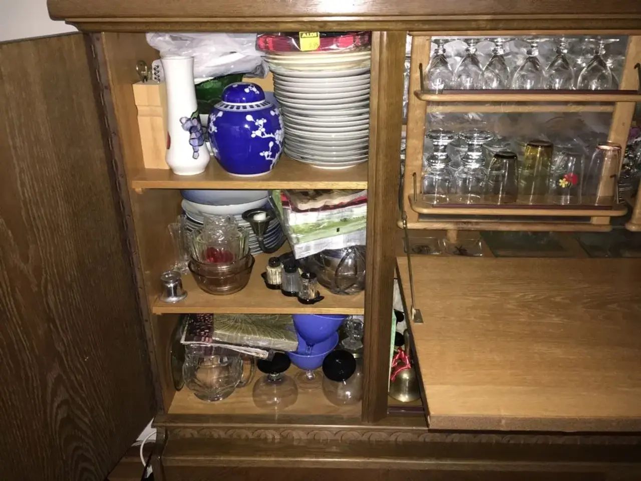 Billede 2 - Præsentabel og rummelig skænk. Giv et bud.