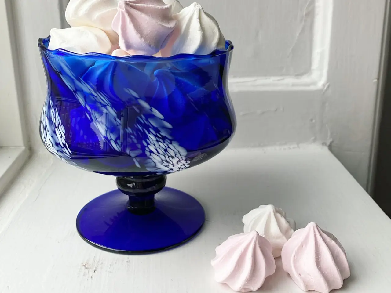 Billede 1 - Blå m swirl og hvidmelering, på fod