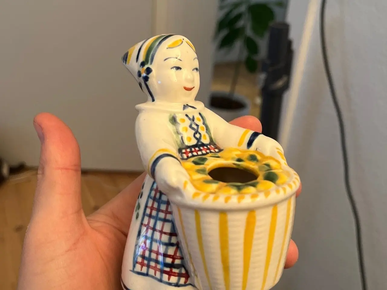 Billede 1 - Vintage Royal Copenhagen figur - Aluminia Børnehjælpsdag