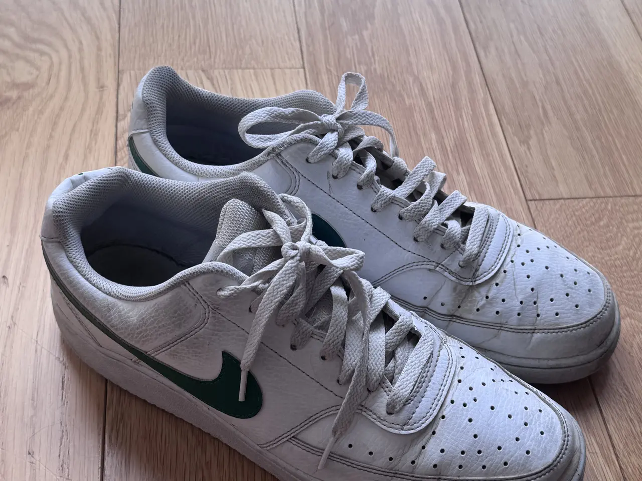 Billede 2 - Nike Air Force 1 Size 12 / 46 White & Green Swoosh