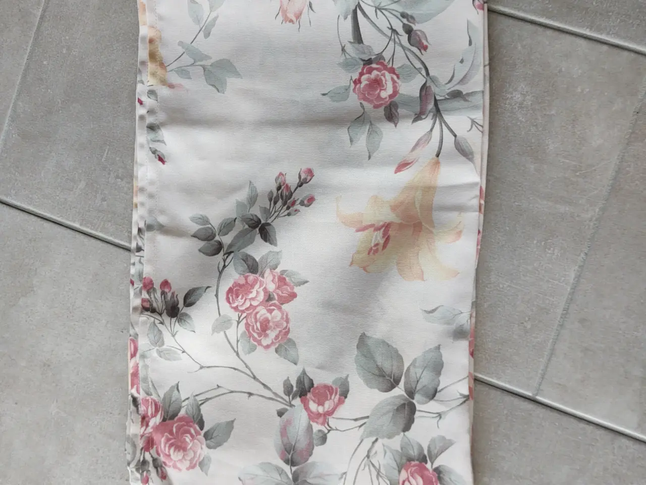 Billede 2 - Blomstret dug.
