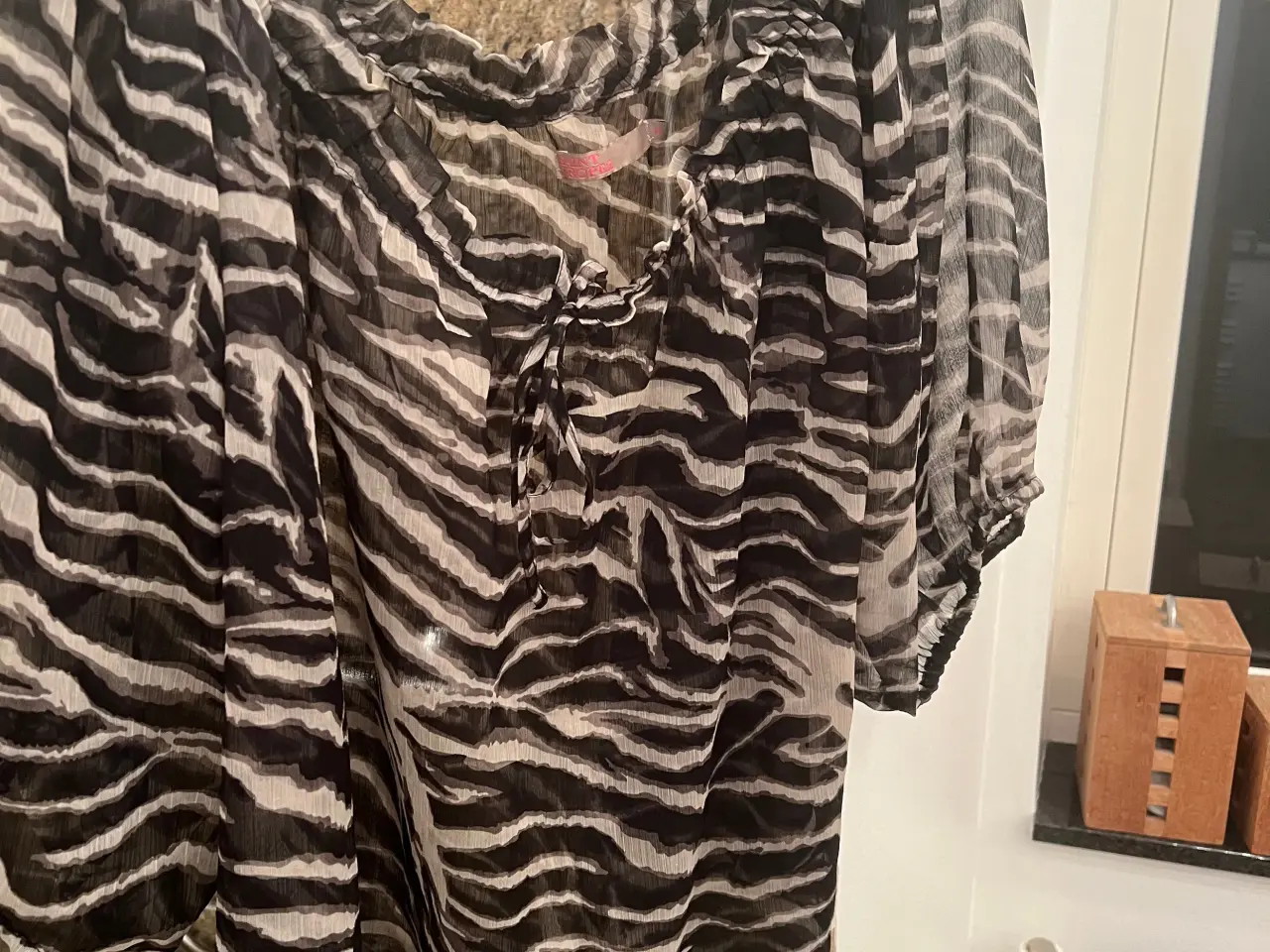 Billede 2 - Flot oversize bluse str Medium fra Saint tropez