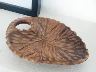 Lille udskåret træskål formet som blad (16,5 x 13,