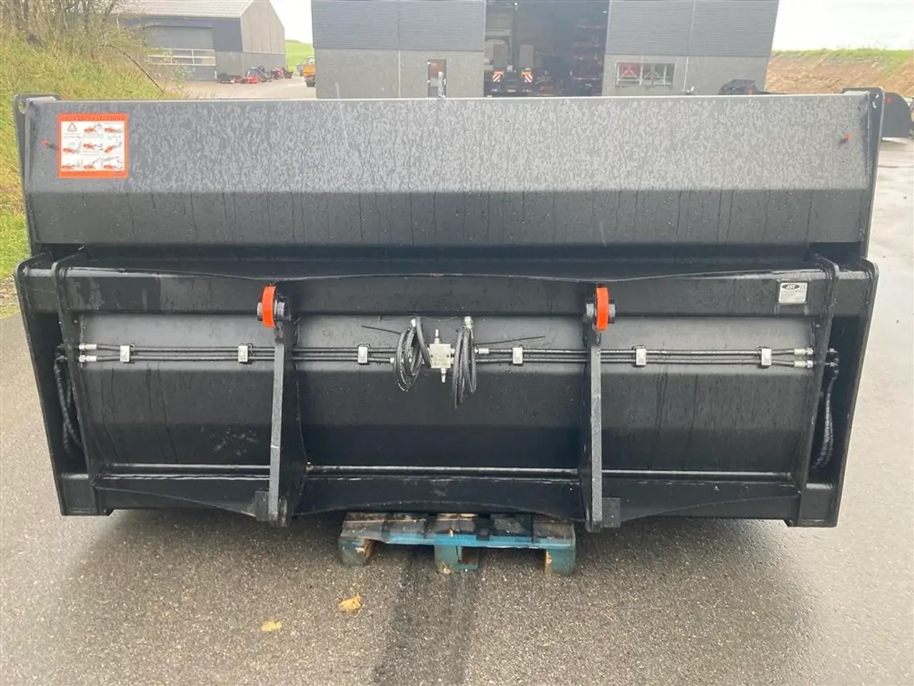 Billede 2 - JST Højtipskovl str.1  280 cm bred monteret med BM Fæste