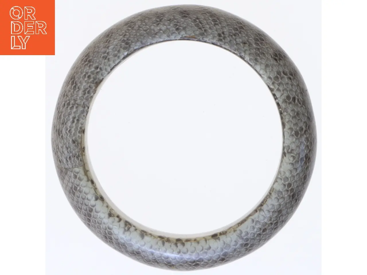 Billede 1 - Grå rund armring med slangeskindsstruktur (str. 9 cm)