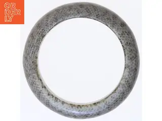 Grå rund armring med slangeskindsstruktur (str. 9 cm)