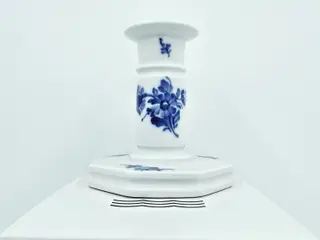 Blå Blomst Kantet Lysestage nr. 10-3303. sortering 1