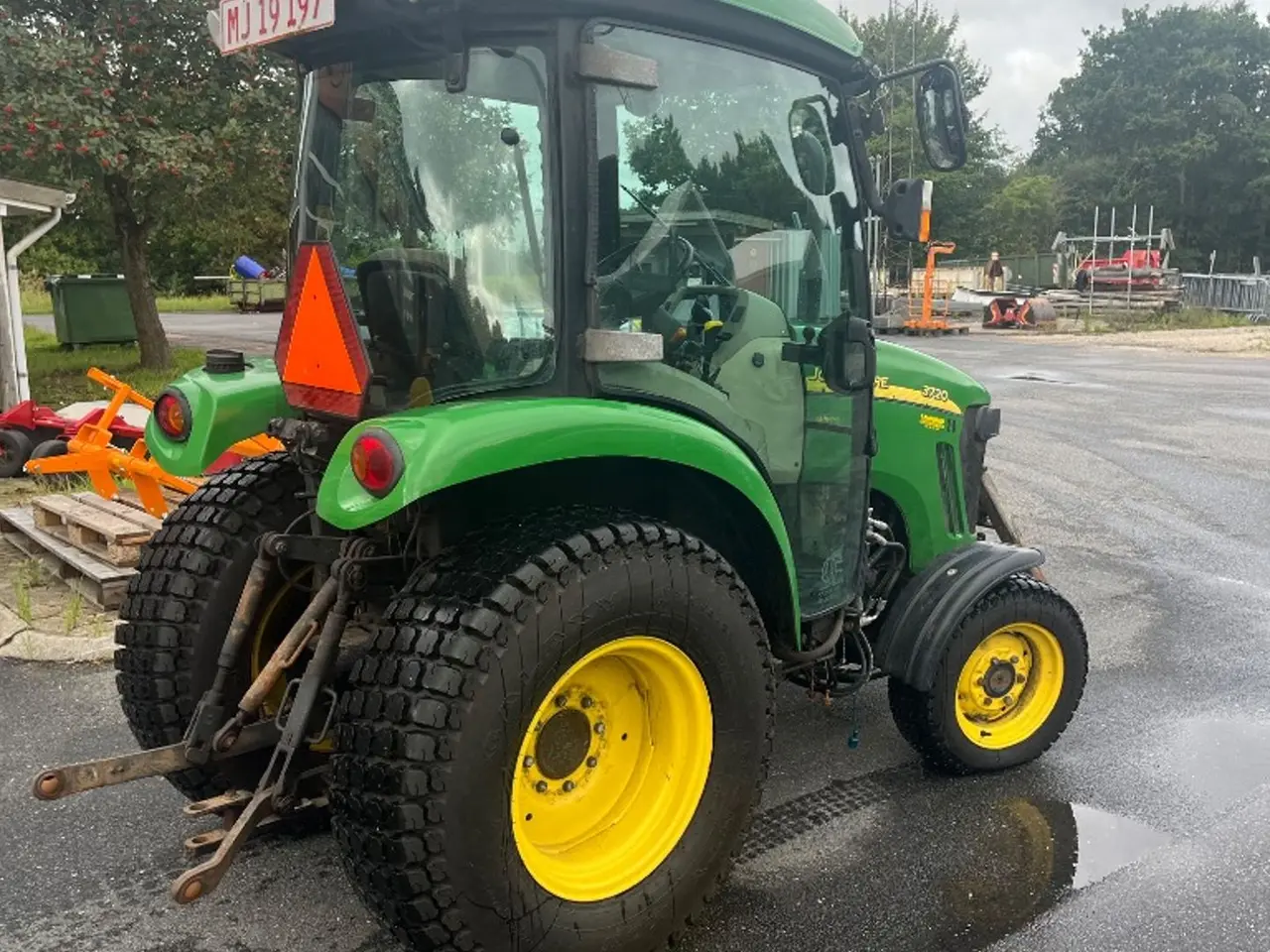 Billede 3 - John Deere 3720HST E-Hydro 4 WD traktor med græsdæk.
