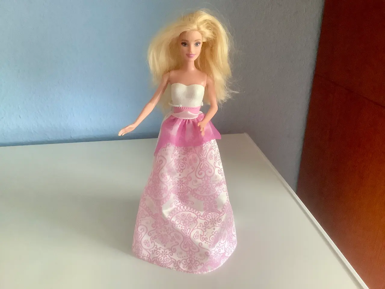 Billede 2 - Barbie dukke med lyst hår.