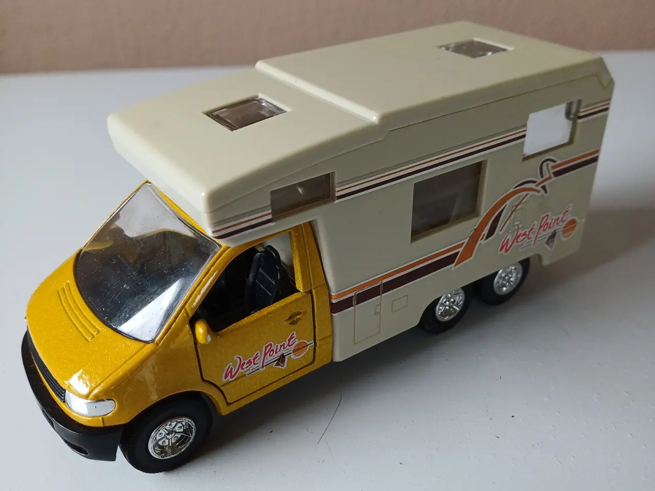 Billede 1 - Autocamper mrk. West Point - gul og hvid modelbil