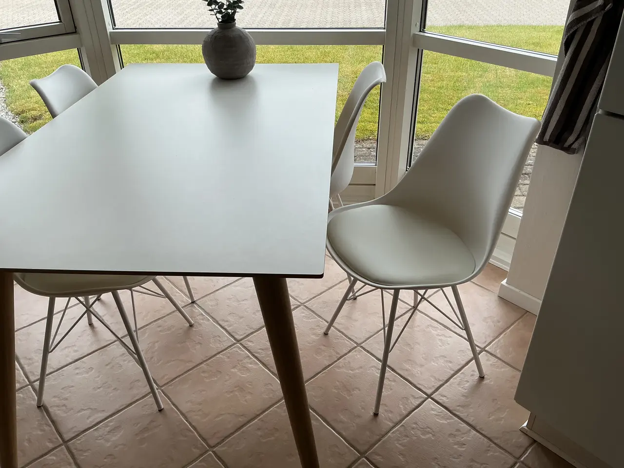 Billede 3 - Spisebord og 4 stole