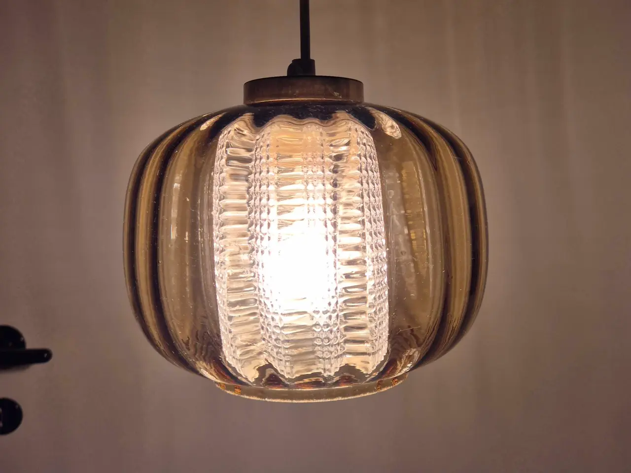 Billede 2 - Smuk svensk retrolampe i ravfarvet glas