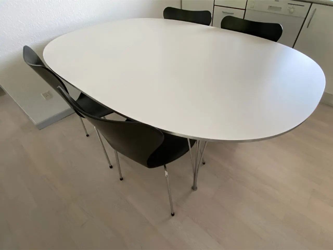 Billede 1 - Flot og yderst velholdt PH spisebord og 3107 