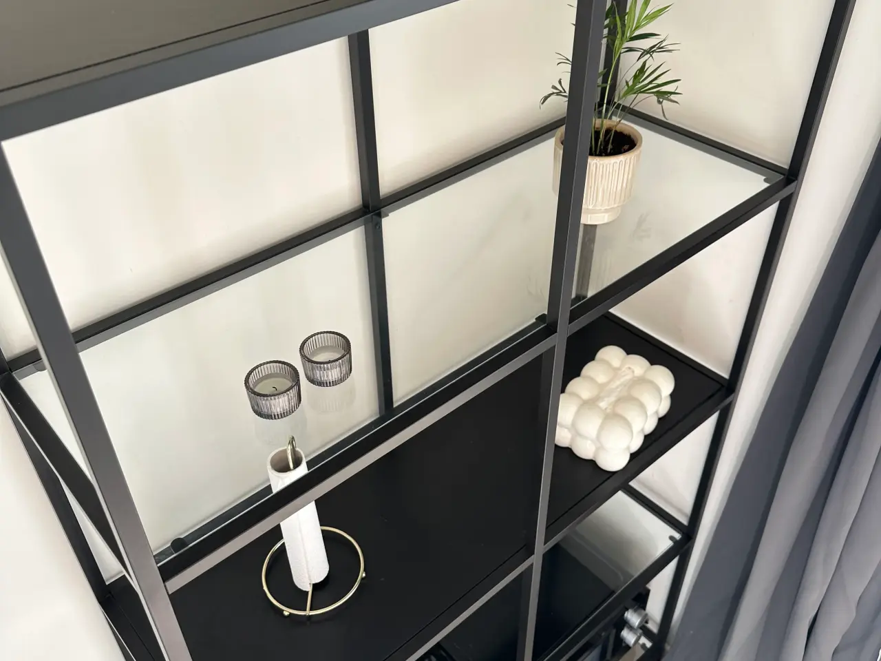 Billede 6 - sort reol med glasplader
