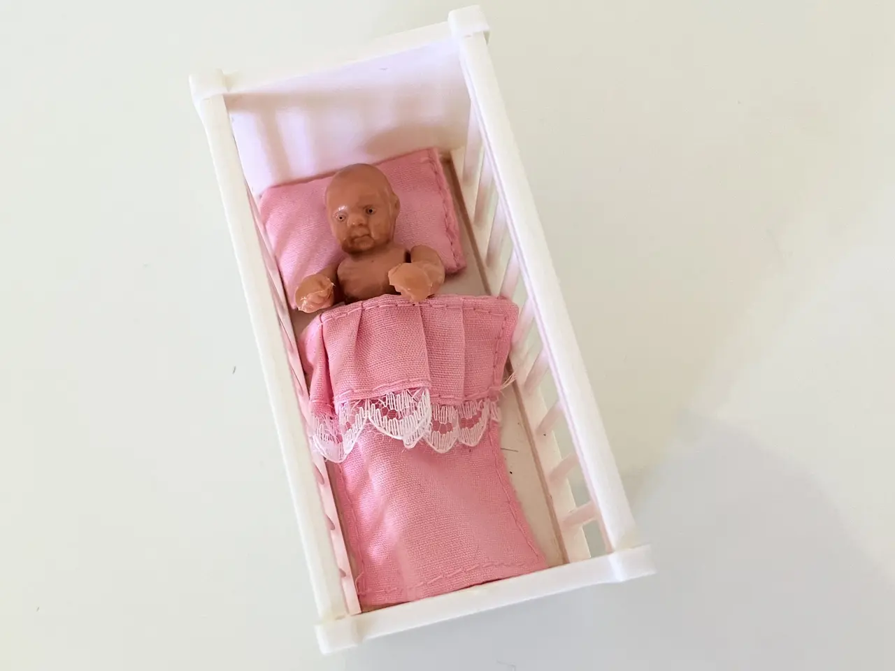 Billede 3 - Dukkehus-møbler, inkl. babydukke med svøb, Lundby