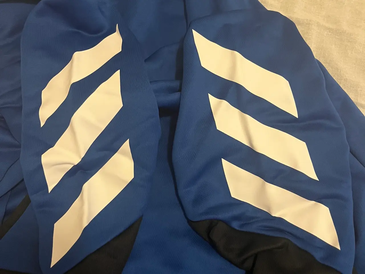 Billede 3 - Træningstrøje fra Adidas.