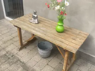 Charmerende havebænk i naturtræ